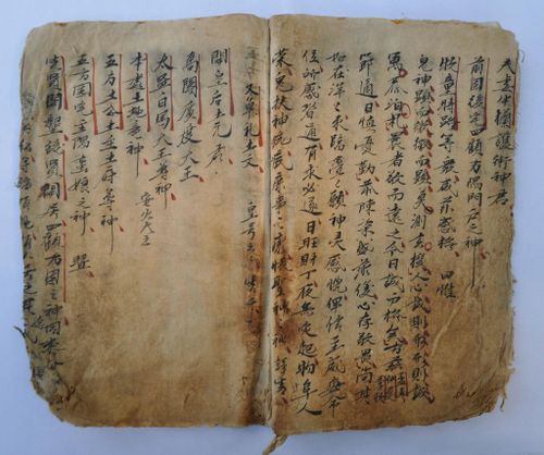 Những trang tư liệu Hán Nôm được lưu giữ qua nhiều thế hệ là “kho ký ức” quý giá về đất và người xứ Quảng. Ảnh: VHA