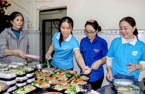 Các món ăn được chia đều vào từng hộp cơm.