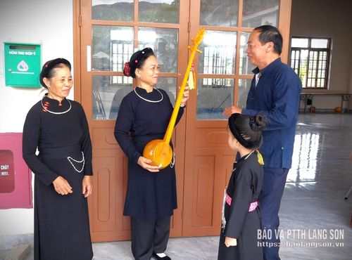 Ông Tô Đức Bình hướng dẫn hát then, đàn tính cho bà con trong xã