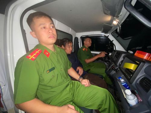 Cán bộ, chiến sĩ hỗ trợ bà Đinh Thị Thanh đi cấp cứu.