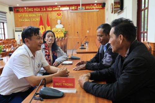 Ban Phát triển quỹ đất Đức Trọng cùng cán bộ thôn trao đổi, vận động các hộ dân GPMB cao tốc Bảo Lộc - Liên Khương