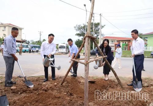 Lãnh đạo Công ty Toyota Việt Nam trồng cây xanh tại phường Phúc Yên.