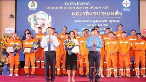 Chị Nguyễn Thị Thu Hiền được Công đoàn Điện lực Việt Nam vinh danh "Người lao động tiêu biểu ngành Điện".