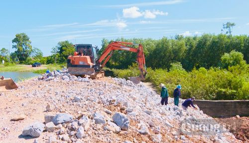 Phường Đồng Sơn sửa chữa, gia cố đập Rẫy Họ trước mùa mưa lũ - Ảnh: B.N