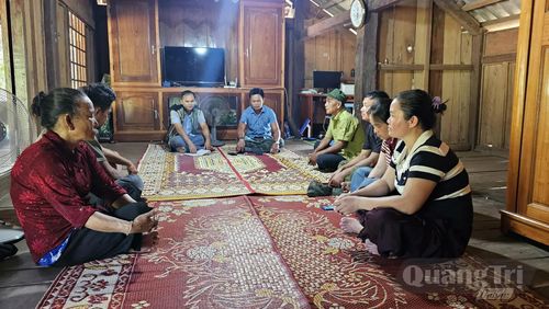 Anh Hồ Văn Vinh (người thứ 3 từ trái qua), thường xuyên gặp gỡ, trao đổi, vận động người dân thôn Gia Giã thay đổi cách làm, phát triển sinh kế phù hợp - Ảnh: L.A