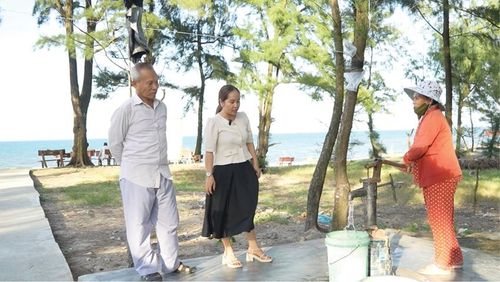 Các trạm bơm nước ngọt được lắp đặt tại khu vực gần bờ biển và âu neo đậu tàu thuyền để phục vụ người dân.