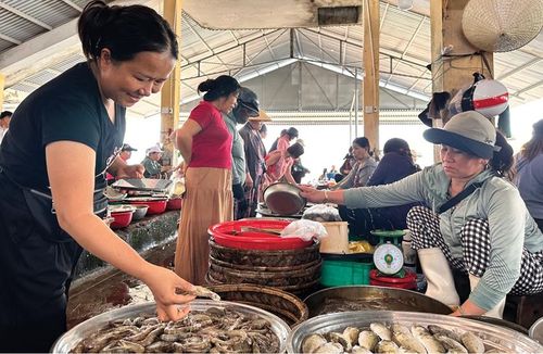 Chị Mận đi chợ theo đơn đặt hàng của khách.