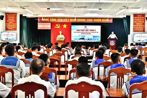 Ngày Pháp luật tháng 9 tại Lữ đoàn 167, Vùng 2 Hải quân với chủ đề “Cán bộ, chiến sĩ Lữ đoàn 167 vững tay lái - bảo đảm an toàn khi tham gia giao thông”. Ảnh: Văn Đại