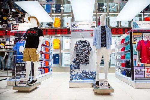 Một giam hàng của hãng thời trang Uniqlo
