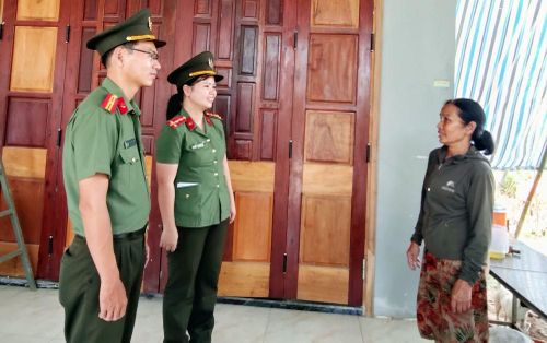 Cán bộ Công an xã Vu Gia bám địa bàn cơ sở, tuyên truyền người dân xây dựng cuộc sống mới ở khu dân cư.