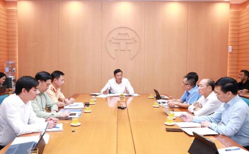 Ủy viên Ban Thường vụ Thành ủy, Phó Chủ tịch UBND thành phố Hà Nội Đỗ Anh Tuấn chủ trì họp nghe báo cáo tiến độ triển khai dự án đường Vành đai 2,5. Ảnh: PV.