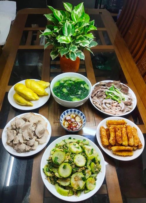 Thịt lợn luộc, lòng lợn luộc, nem chua rán, bí ngòi xào tôm, canh mùng tơi rau đay.