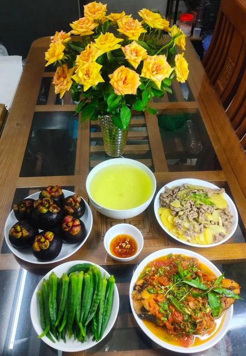 Cá sốt, khoai tây xào thịt, đậu bắp.