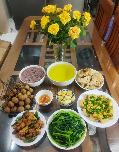 Cháo đỗ đen, đậu sốt mắm, thịt rán, gà luộc, rau cải luộc.