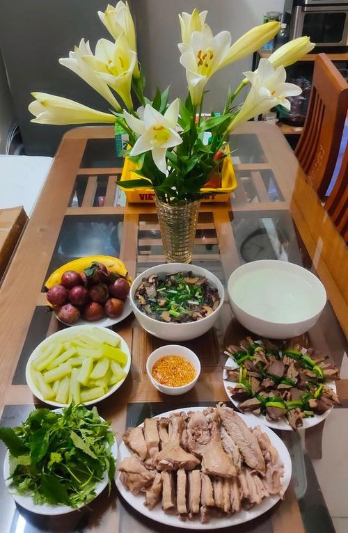 Canh miến, gan luộc, lòng mề cuộn hành, bí luộc.