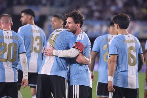 Messi từng mất nhiều năm sống dưới cái bóng Maradona, nhưng ở thời điểm chia tay, anh lại có được điều người tiền nhiệm chưa từng có: quyền tự chọn đoạn kết.