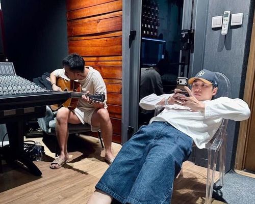Trước đó, nam rapper chia sẻ hình ảnh làm việc tại phòng thu cùng Only C. Ảnh: @Karik.