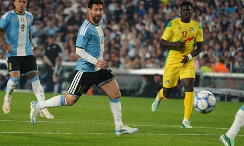  Rodrigo De Paul cho rằng Messi không chỉ giúp anh tiến bộ trong bóng đá, mà còn ảnh hưởng tới cách anh trưởng thành ngoài sân cỏ. 