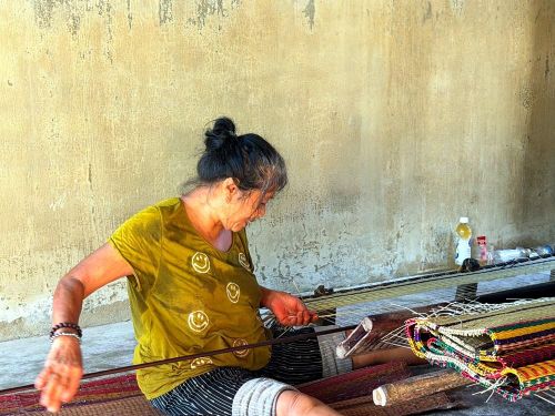 Người dệt trao lác bằng cây lụi