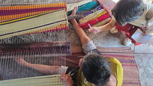 Trên hành trình khám phá các làng nghề ven sông Thu Bồn, du khách có thể đi qua những làng quê Cẩm Kim, Duy Vinh, kết nối với làng sinh thái Trà Nhiêu rồi ghé chợ chiếu Bàn Thạch, theo người dân về nhà xem và tìm hiểu nghề dệt