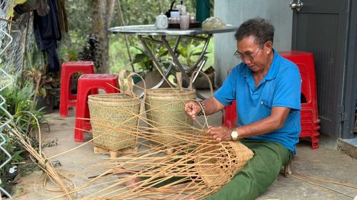 Ông Bờ Rông Xen, thôn La Ngà gắn bó với nghề. (Ảnh: HẰNG)