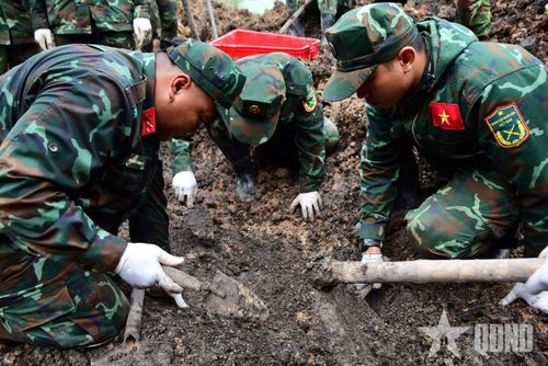  Đội K74 quy tập hài cốt liệt sĩ tại Công viên Lê Thị Riêng. Ảnh: MINH PHƯƠNG  