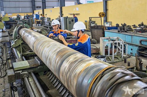   Công nhân Xí nghiệp Cơ khí - Điện tàu thực hiện nhiệm vụ tiện trục. 