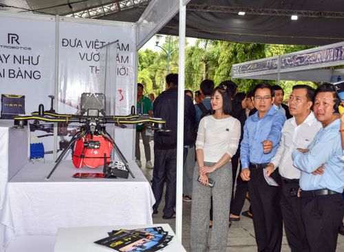 Các đại biểu tham quan gian hàng trưng bày thiết bị UAV tại ngày hội