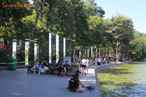 Tại khu vực vườn hoa và đường đi dạo ven bờ phía Tây hồ Hoàn Kiếm, dọc phố Lê Thái Tổ, một không gian nghệ thuật mang chủ đề “Dải lụa ký ức” đang được thi công, hướng tới hoàn thành trước dịp kỷ niệm 72 năm Ngày Giải phóng Thủ đô (10/10/1954-10/10/2026) và Ngày Văn hóa Việt Nam (24/11).