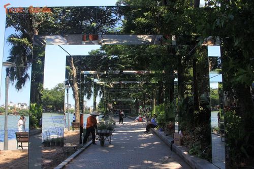 Gợi mở ký ức đô thị bên hồ Gươm Không chỉ là không gian trang trí trong thời gian ngắn, “Dải lụa ký ức” được phường Hoàn Kiếm kỳ vọng trở thành điểm nhấn gợi mở những câu chuyện về ký ức đô thị và hồ Hoàn Kiếm - không gian văn hóa, lịch sử đã trở thành một phần không thể tách rời trong đời sống của người dân Thủ đô.