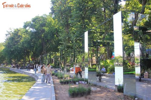 Hệ thống khung gương với các mảng phản chiếu được kỳ vọng tạo nên hiệu ứng thị giác đặc biệt khi kết hợp với ánh sáng. Công nhân đang hoàn thiện từng khung gương, từng bước tạo hình cho không gian nghệ thuật bên hồ.