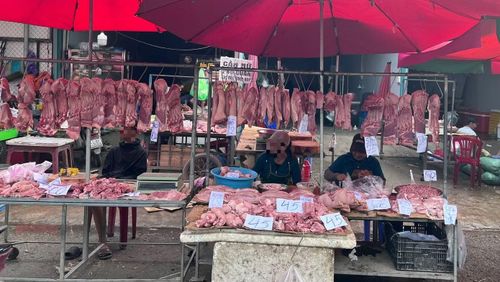 Thịt heo bán đầy bên ngoài chợ đầu mối nông sản Thủ Đức. Ảnh: Uyên Phương