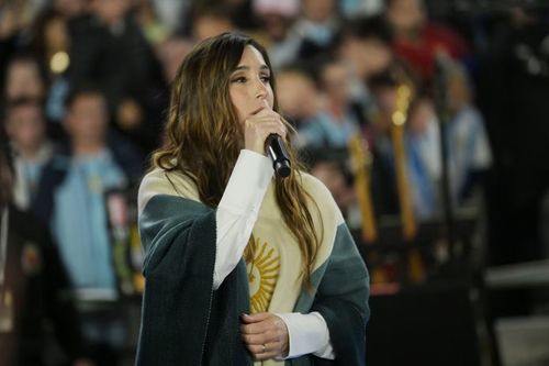 Messi xúc động khi nghe lại ca khúc kinh điển của bóng đá Argentina.