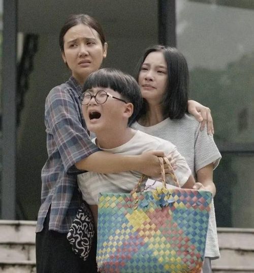 Minh Huyền (Huyền Lizzie) từ bỏ hình ảnh mỹ nhân thành thị, trở thành bà mẹ hai con tần tảo khổ cực.
