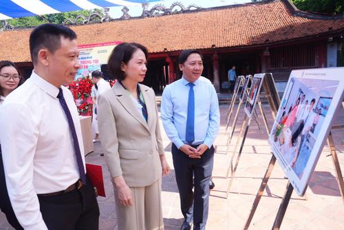 Triển lãm ảnh ''Hà Nội trong tôi'' giới thiệu tới công chúng gần 80 bức ảnh sinh động, tươi mới.
