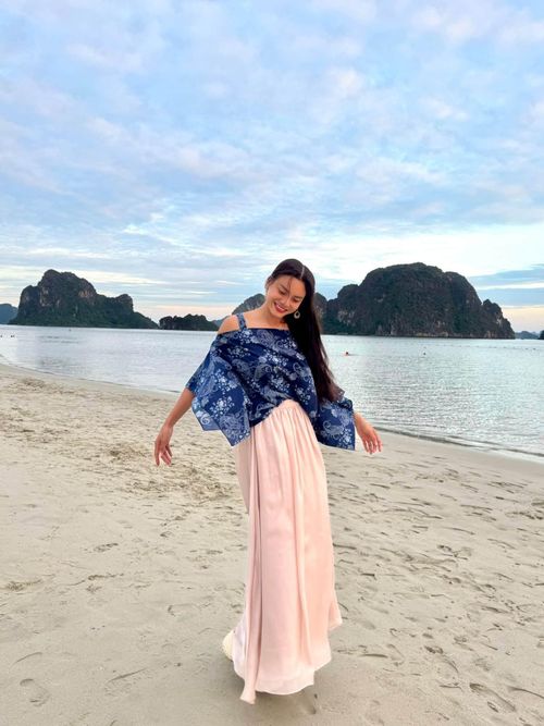 NSND Phạm Phương Thảo thả dáng bên biển.