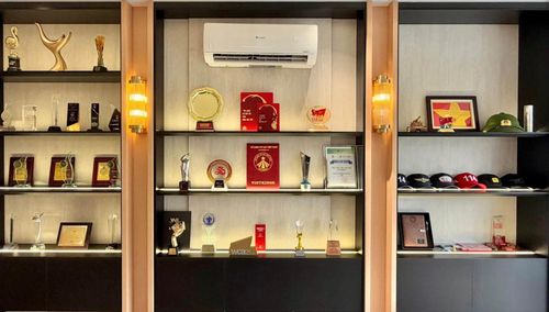 Nhạc sĩ Nguyễn Văn Chung gây xúc động khi mang hết bằng khen, giải thưởng đặt trong 1 căn phòng ở nhà để báo công đến mẹ đã khuất.
