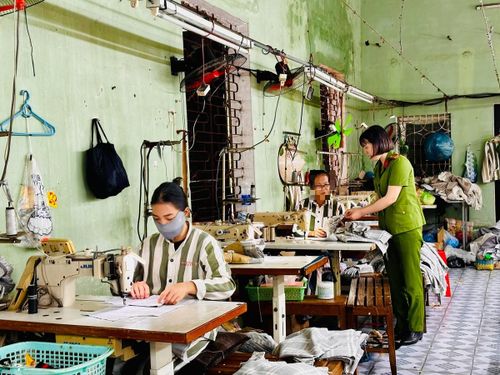 Trung tá Mai Thị Thu Trang hướng dẫn phạm nhân lao động sản xuất, học nghề