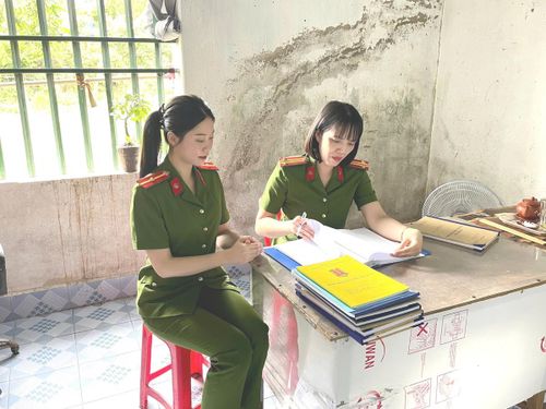 Trung tá Mai Thị Thu Trang cầm tay chỉ việc, giúp cảnh sát quản giáo trẻ