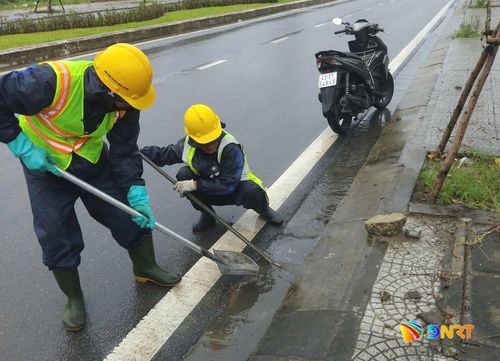 Công nhân Công ty Thoát nước và xử lý nước thải Đà Nẵng tuần tra, khơi thông thoát nước trên các tuyến đường vào ngày 7/10. Ảnh: HOÀNG HIỆP