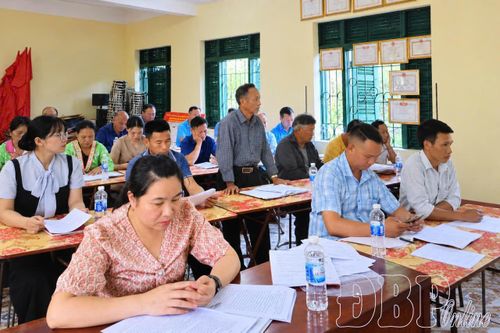 Người dân bản Tìa Ló, xã Pu Nhi nêu nguyện vọng được chuyển đổi giống cây trồng tại một buổi làm việc với lãnh đạo xã.