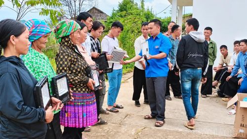 80 bộ đèn năng lượng mặt trời được Đoàn xã kết nối trao tặng cho các hộ dân.