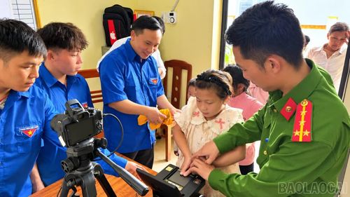 Đoàn viên, thanh niên xã Tà Xi Láng hỗ trợ đẩy nhanh tiến độ thu nhận, kích hoạt tài khoản định danh điện tử mức 2.