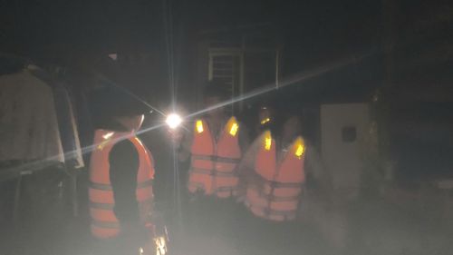 Lực lượng quân sự phường B 'Lao có mặt xuyên đêm để hỗ trợ bà con vùng lũ