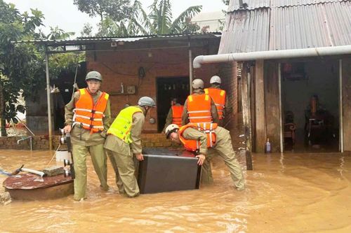 Đơn vị chức năng xã Bảo Lâm 2 di chuyển tài sản của người dân ra khỏi vùng ngập
