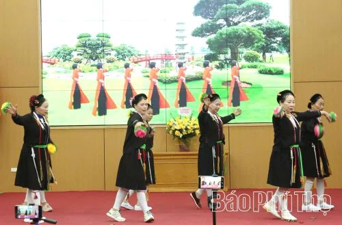 Buổi thực hành hát Soọng cô của các câu lạc bộ quần chúng xã Đại Đình nhằm gìn giữ bản sắc dân tộc Sán Dìu.