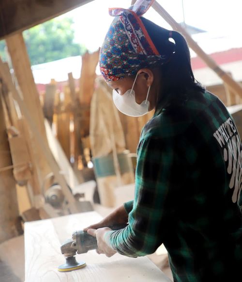 Phụ nữ trong làng tham gia nhiều công đoạn sản xuất, phát huy sự cần cù, khéo léo và tinh thần chịu thương, chịu khó.