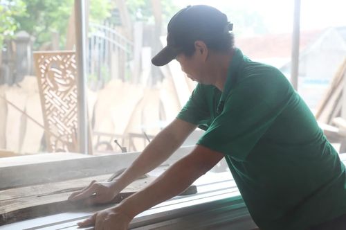 Máy cắt, máy đục, máy bào hiện đại hỗ trợ người thợ nâng cao năng suất, chất lượng và độ tinh xảo của sản phẩm.