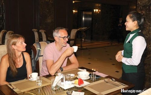 Nhân viên nhà hàng tận tình hỏi thăm và chia sẻ những thông tin du lịch Huế cho khách.