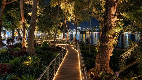 Đây là không gian nghệ thuật kết hợp lối đi bộ với hệ thống chiếu sáng và khung gương nghệ thuật, tạo ra những góc nhìn mới về khu vực hồ Gươm.